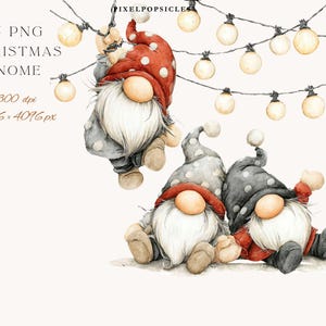Könnte beinhalten: Aquarellillustration von drei Weihnachtszwergen mit langen weißen Bärten, die rote und graue Polka-Dot-Hüte und -Outfits tragen. Die Zwerge befinden sich in der Nähe einer Lichterkette. Der Text lautet "15 PNG Christmas Gnome".
