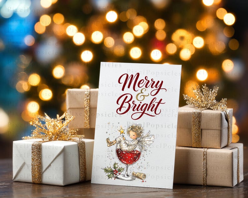 Peut inclure: Une carte de v&oelig;ux blanche avec le texte rouge Merry & Bright, illustrant un ange assis dans un verre &agrave; vin rempli de liquide rouge, entour&eacute; de bo&icirc;tes cadeaux emball&eacute;es dans du papier blanc et marron avec des rubans &agrave; paillettes dor&eacute;es.