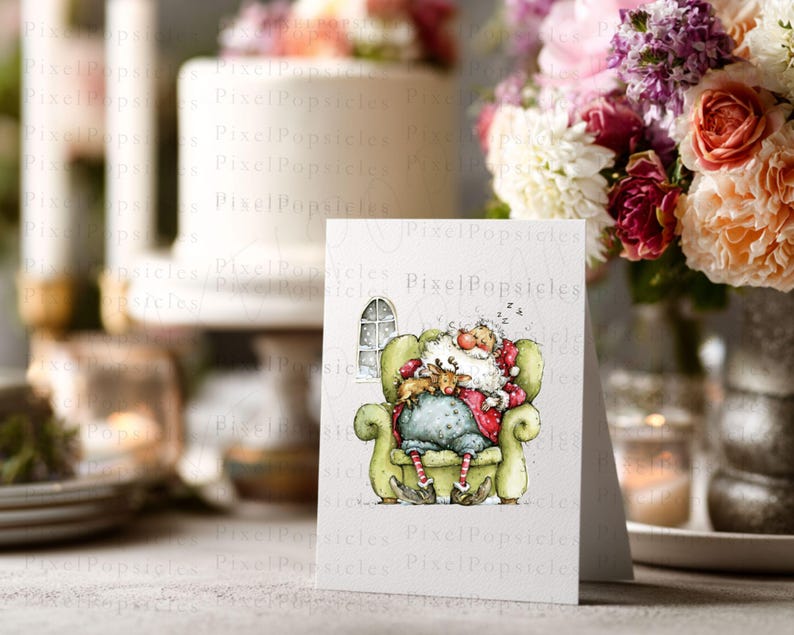 K&ouml;nnte beinhalten: Eine gefaltete Gru&szlig;karte mit einer Aquarellillustration von Santa Claus, der in einem gr&uuml;nen Sessel mit einem Rentier schl&auml;ft. Die Karte befindet sich vor einem verschwommenen Hintergrund mit Blumen und einem Kuchen, was auf ein festliches Thema hindeutet.