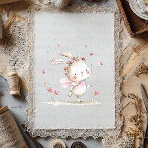 Op de afbeelding: Een rechthoekig stuk gestructureerd papier met een kanten rand, voorzien van een aquarelillustratie van een klein, lichtgekleurd konijntje met een bloemenkrans en roze fee&euml;nvleugels, omringd door kleine roze bloemetjes en vliegende insecten.
