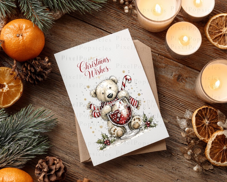 Peut inclure: Une carte de v&oelig;ux blanche avec une illustration dessin&eacute;e &agrave; la main d'un ours en peluche brun clair portant une &eacute;charpe ray&eacute;e rouge et blanche, tenant un verre de vin rouge avec un sucre d'orge, et le texte rouge Christmas Wishes imprim&eacute;.