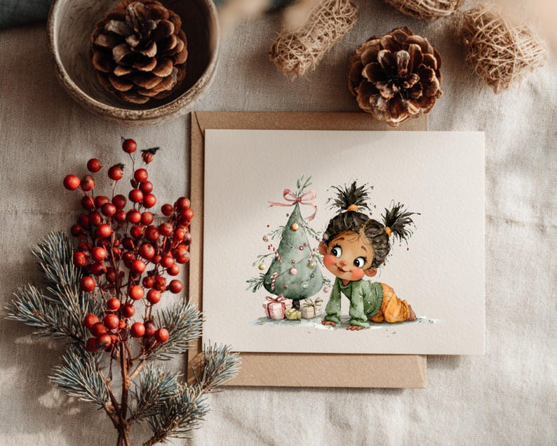 Puede incluir: Tarjeta de felicitaci&oacute;n navide&ntilde;a con una ilustraci&oacute;n en acuarela de una ni&ntilde;a peque&ntilde;a que se arrastra hacia un &aacute;rbol de Navidad decorado. La tarjeta est&aacute; sobre un fondo neutro con pi&ntilde;as y bayas rojas.