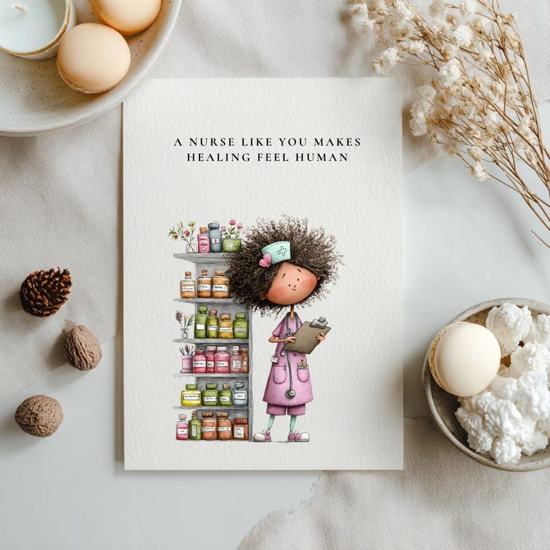 Puede incluir: Una tarjeta de felicitaci&oacute;n con el texto "A nurse like you makes healing feel human". La tarjeta presenta una ilustraci&oacute;n de una enfermera con uniforme rosa, sosteniendo un portapapeles, de pie junto a estantes con frascos de medicamentos. La tarjeta est&aacute; rodeada de elementos decorativos.
