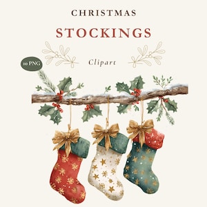 Könnte beinhalten: Aquarellillustration von drei Weihnachtsstrümpfen, die an einem verschneiten Ast mit Stechpalmenbeeren hängen. Die Strümpfe sind rot, weiß und grün mit goldenen Sternenmustern und Schleifen. Text: CHRISTMAS STOCKINGS Clipart 10 PNG.