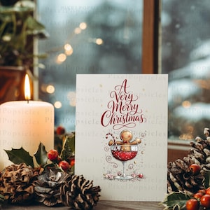 Peut inclure: Une carte de v&oelig;ux rectangulaire avec le texte A Very Merry Christmas en &eacute;criture rouge. Sous le texte se trouve une illustration d'un bonhomme en pain d'&eacute;pices assis dans un verre &agrave; vin rempli de liquide rouge, tenant un sucre d'orge.