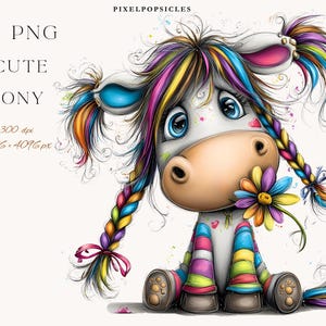 Könnte beinhalten: Eine Illustration eines niedlichen Ponys mit weißem Gesicht, großen blauen Augen und bunten geflochtenen Haaren. Das Pony hält eine Blume im Maul und trägt gestreifte Socken. Der Text "12 PNG CUTE PONY" ist enthalten.