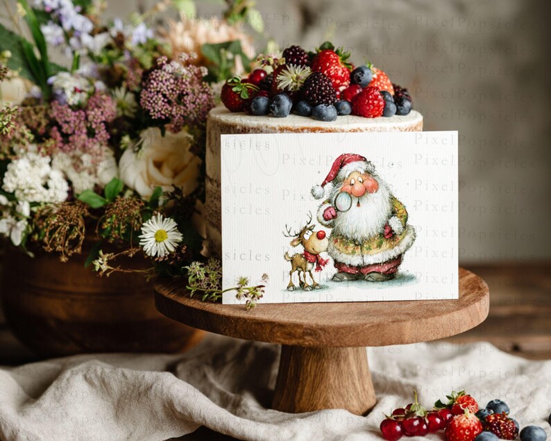 K&ouml;nnte beinhalten: Eine festliche Szene mit einem Kuchen, der mit Beeren belegt ist, einem Blumenarrangement und einer Gru&szlig;karte. Die Karte zeigt den Weihnachtsmann und ein Rentier. Der Kuchen steht auf einem Holzst&auml;nder, mit Beeren im Vordergrund.