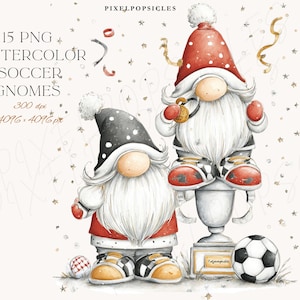 Può includere: Illustrazione ad acquerello di due gnomi calciatori. Uno gnomo indossa un cappello a pois rosso e bianco e l'altro un cappello a pois bianco e nero. Gli gnomi indossano uniformi da calcio e sono vicino a un pallone da calcio e un trofeo. Il testo "15 PNG Watercolor Soccer Gnomes" è incluso.