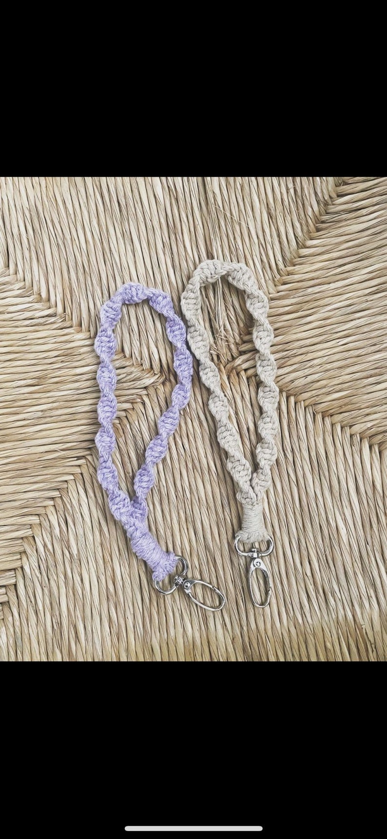 Peut inclure: Deux porte-cl&eacute;s en crochet avec des clips pivotants argent&eacute;s. Un porte-cl&eacute;s est lavande et l'autre beige. Les porte-cl&eacute;s sont pr&eacute;sent&eacute;s sur une surface tiss&eacute;e.