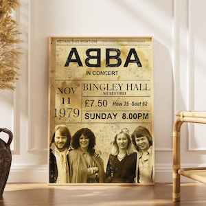 Op de afbeelding: Een rechthoekige poster met het ontwerp van een vintage concertticket voor ABBA in Bingley Hall op 11 november 1979. De print bevat de tekst ABBA, IN CONCERT, £7.50, Row 35, Seat 62 en 8.00PM, met een zwart-witfoto van de vier bandleden.