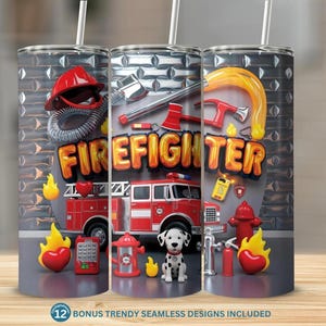 Pode incluir: Um copo de aço inoxidável com tema de bombeiro. O design inclui um caminhão de bombeiros vermelho, um dálmata, um capacete de bombeiro e a palavra "FIREFIGHTER" em letras laranja. Elementos adicionais: um hidrante e uma mangueira.