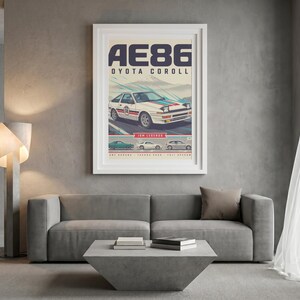 Könnte beinhalten: Ein gerahmter Kunstdruck mit einem weißen AE86 Toyota Corolla mit roten und blauen Rennstreifen. Das Poster zeigt den Text AE86 OYOTA COROLL, JDM LEGENDS und enthält drei kleinere Autoillustrationen am unteren Rand mit beschreibendem Text.