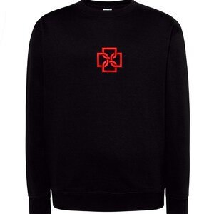 Puede incluir: Sudadera negra de cuello redondo con un diseño geométrico rojo en el pecho. El diseño es una cruz estilizada con cuatro elementos orientados hacia adentro. La sudadera tiene cuello, puños y dobladillo de canalé.