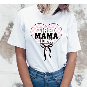 Tired Mama Era SVG Cuore a scacchi rosa con fiocco per maglietta, Funny Mama Era SVG