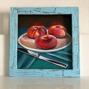 Stilleven, olieverfschilderij, perziken, helder schilderij, kunst aan de muur, beeldende kunst, cadeau, kunst voor de keuken, roze perziken op bord, olie op karton