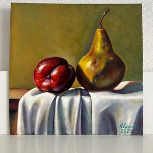 Olieverfschilderij, stilleven, beeldende kunst, cadeau, kunst aan de muur, fruit, peer en pruim, schilderij in klassieke oude stijl, cadeau, 30 x 30 cm, olieverf op karton