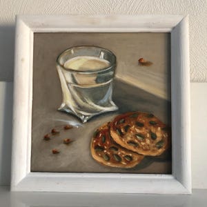 pintura al óleo, óleo sobre cartón, dulces, naturaleza muerta, vaso de leche y galletas, arte para cocina, arte para cafetería, arte de pared,