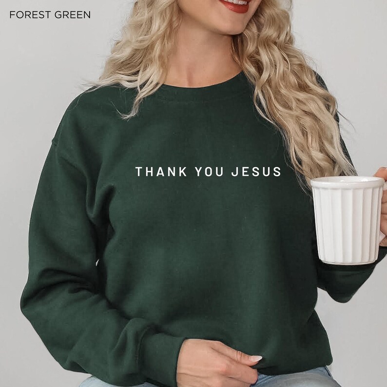 Peut inclure: Sweat-shirt vert for&ecirc;t avec le texte "Thank You Jesus" en lettres blanches.