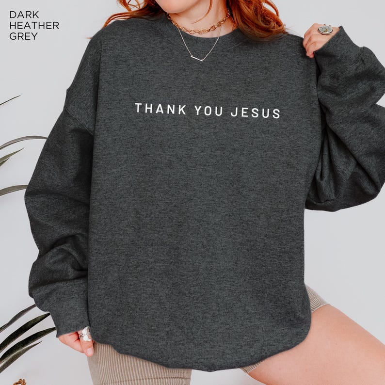 Peut inclure: Sweat-shirt gris chin&eacute; fonc&eacute; avec le texte "THANK YOU JESUS" imprim&eacute; en blanc sur le devant.