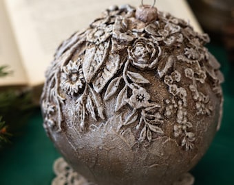 アンティークシルバーの花柄オーナメント、質感のあるビクトリアン風飾り、シャビーシックなクリスマスデコレーション