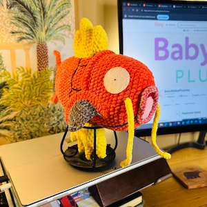 Średniej wielkości pluszowa zabawka inspirowana Magikarpem, ręcznie robiona na zamówienie (szydełkowa pluszowa zabawka amigurumi)
