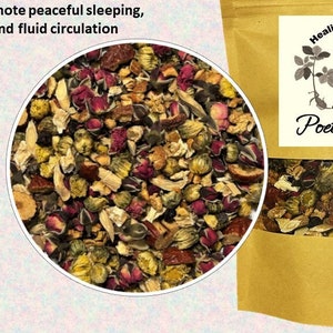 Op de afbeelding: Een bruine papieren zak met een label waarop "Healing Treasure Tea" en "Poetic Dream" staat. De zak bevat een mengsel van gedroogde kruiden en bloemen, waaronder rode rozenknoppen, chrysantenbloemen, astragaluswortel, rode dadels, adenophora stricta, meidoornvruchten, biologische sinaasappelschillen, zoethoutwortel en schisandra chinensis vruchten.