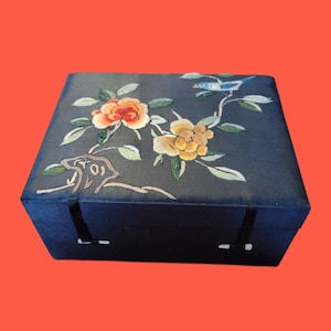 Schmuckschatulle / Andenkenschatulle Bestickte Seide, Chinesische Schwarze Seide Bestickte Blumen- und Vogelandenken- / Schmuckschatulle von IGOTYOUBABEVINTAGE