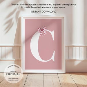 Póster de letra C con arte de pared rosa, decoración de habitación preppy, impresión inicial C, bonito arte de pared rosa, impresión de una sola letra, póster de lazos de moda, arte de pared imprimible