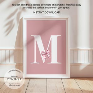 Póster de letra M con arte de pared rosa, decoración de habitación preppy, impresión inicial M, bonito arte de pared rosa, impresión de una sola letra, póster de lazos de moda, arte de pared imprimible