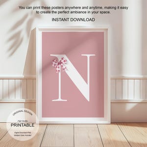 Póster de letra N con arte de pared rosa, decoración de habitación preppy, impresión inicial N, lindo arte de pared rosa, impresión de una sola letra, póster de lazos de moda, arte de pared imprimible