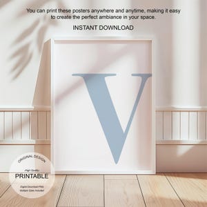 Arte de pared azul, póster con la letra V, decoración de habitación preppy, impresión inicial V, lindo arte de pared azul, impresión de una sola letra, decoración de dormitorio, arte de pared imprimible