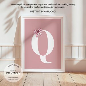Póster de letra Q con arte de pared rosa, decoración de habitación preppy, impresión inicial Q, lindo arte de pared rosa, impresión de una sola letra, póster de lazos de moda, arte de pared imprimible