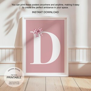 Póster de letra D con arte de pared rosa, decoración de habitación preppy, impresión inicial D, bonito arte de pared rosa, impresión de una sola letra, póster de lazos de moda, arte de pared imprimible