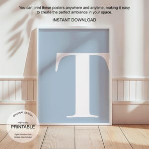 Arte de pared azul, póster con la letra T, decoración de habitación preppy, impresión inicial T, lindo arte de pared azul, impresión de una sola letra, decoración de dormitorio, arte de pared imprimible