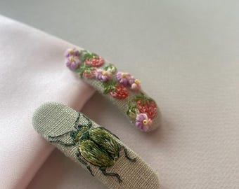 Linnen haarspeldjes met borduursel – aardbei- en bronzen kever – Handgemaakte click-clack-haarspeldjes – op de natuur geïnspireerde accessoires