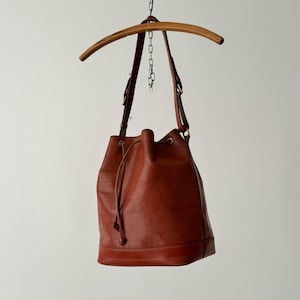 1994 Vintage Louis Vuitton Epi Petit Noe Burgunder Leder Beuteltasche - Kultige 90er Jahre Luxus Retro Mode
