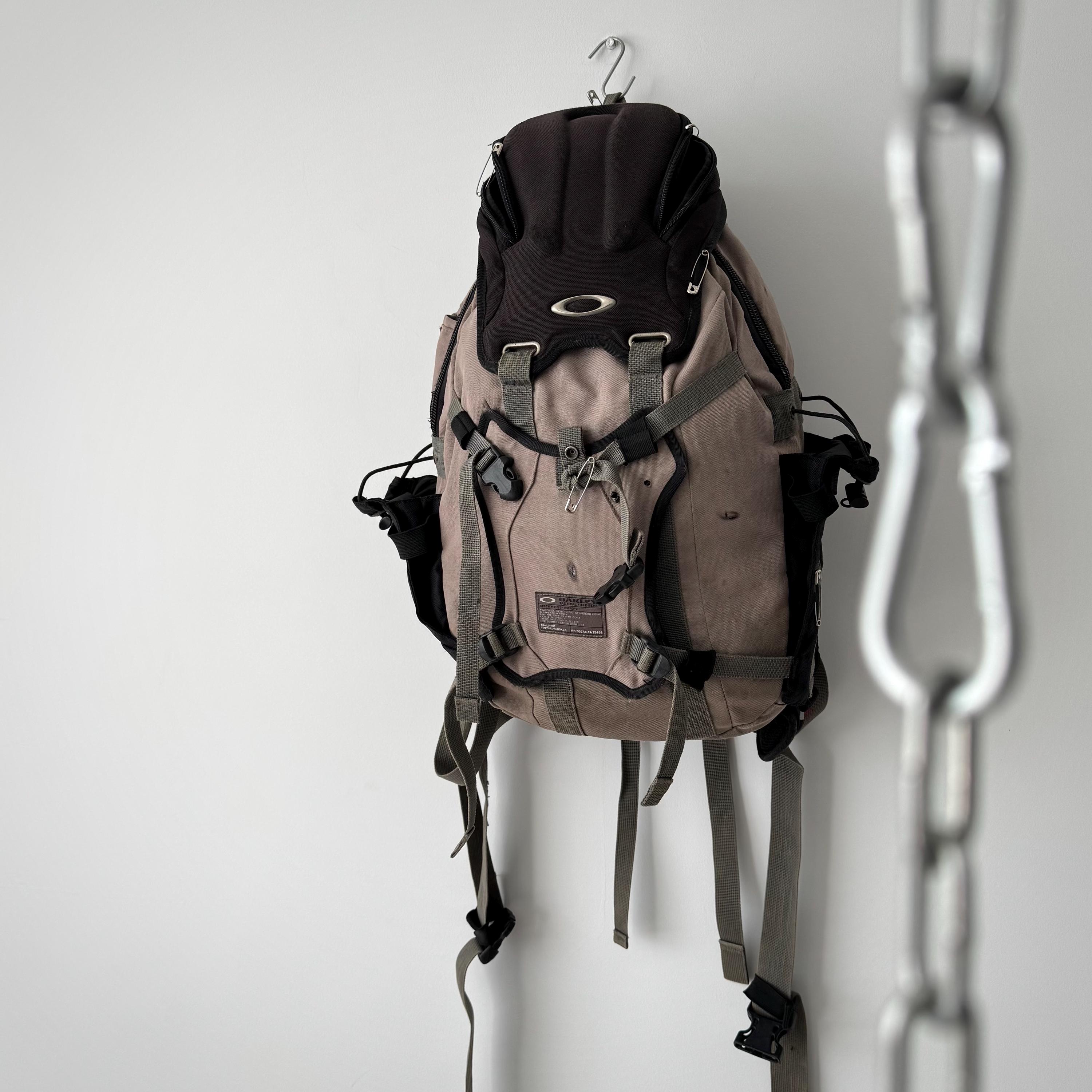 ちゃー　Oakley icon tactical backpack y2k 00s Vintage Oakley Tactical Icon Backpack Faded Black Y2K