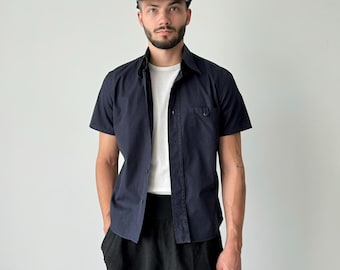 Camisa de algodón azul marino con botones y manga corta con bolsillo para hombre Prada SS11 - Moda de diseñador italiano - TALLA 41 (S-M) - Estilo minimalista de vanguardia