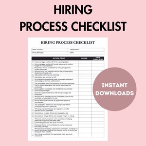 Op de afbeelding: Een wit papieren document met de titel HIRING PROCESS CHECKLIST met zwarte tekst en lijnen. Het bevat velden voor de openstaande positie, afdeling, hiring manager en datum, gevolgd door een tabel met actiepunten met selectievakjes.