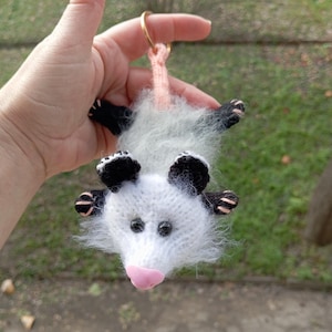 Cabide de carro de gambá, acessório de carro de gambá, pingente de carro para espelho, pelúcia para pendurar no carro, presente para amantes de gambás, pingente de carro para espelho, pendurar no espelho