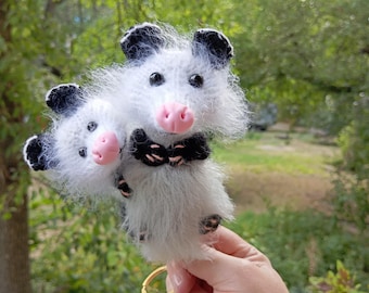 Wieszak samochodowy mama i dziecko Possum, akcesorium samochodowe Possum, zabawny urok samochodu, urok lusterka wstecznego, mały pluszowy Opos, pluszowy Possum na szydełku