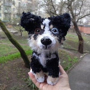 Figurina di pastore australiano, cane di peluche lavorato a maglia, peluche di cane australiano, cucciolo di amigurumi all'uncinetto