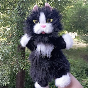Handgemaakte zwart-witte pluche kattenhandpop - Pluche kat met gele ogen