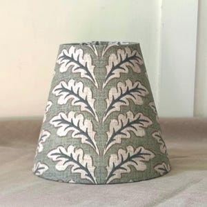 iliv Woodcote salviagrön eklöv ljusklämma 14 cm 5,1/2 tum lampskärm