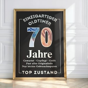 Puede incluir: Un estampado negro enmarcado con borde dorado, con las palabras "EINZIGARTIGER OLDTIMER 70 Jahre" en blanco. El número 70 está relleno con un diseño que se asemeja a la moneda. El texto adicional incluye "TOP ZUSTAND".