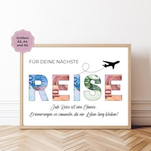 Può includere: Stampa incorniciata con la parola "REISE" a lettere grandi, riempita di disegni di valuta colorati. La frase "FÜR DEINE NÄCHSTE" è sopra, e un piccolo aereo con un percorso tratteggiato è a destra. Il testo sottostante recita "Jede Reise ist eine Chance. Erinnerungen zu sammeln, die ein Leben lang bleiben!"
