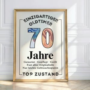 Puede incluir: Un marco dorado con la inscripción "EINZIGARTIGER OLDTIMER 70 Jahre" en negro. El número 70 está relleno con diseños de divisas coloridas. El texto adicional incluye "Gewartet, Gepflegt, Geölt" y "TOP ZUSTAND."