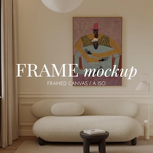Op de afbeelding: Een ingelijst canvas kunstwerk met een gestileerde illustratie van twee figuren in gele en blauwe kleding, weergegeven boven een crèmekleurige, getextureerde bank. De tekst "FRAME mockup" en "FRAMED CANVAS / A ISO" staat over de afbeelding.