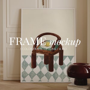 Op de afbeelding: Een ingelijste kunstdruk met de tekst "FRAME mockup" en "3 COLOR FRAME OPTIONS / A ISO". Het kunstwerk toont een bruine stoel met een bord eten, tegen een crème- en teal diamantpatroon.