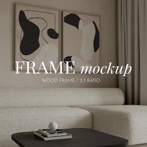 Peut inclure: Deux impressions d'art abstrait en noir et blanc sur fond beige sont encadrées dans un cadre en bois naturel et accrochées à un mur beige au-dessus d'un canapé blanc. Le texte "FRAME mockup WOOD FRAME / 2:3 RATIO" est sous les cadres.